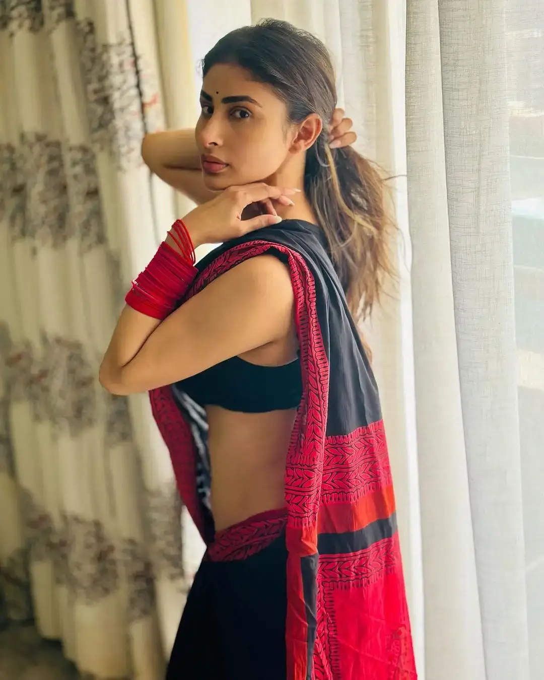 Indian TV Actress Mouni Roy in Sleeveless Black Saree